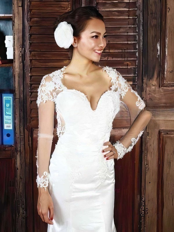 Stunning Trumpet/Mermaid V-neck Tulle Wedding Dress With Appliques Lace