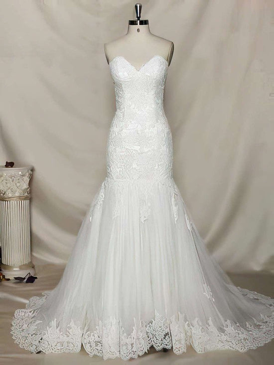 Elegant Trumpet/Mermaid Sweetheart Tulle Chapel Train Wedding Dress With Appliques Lace