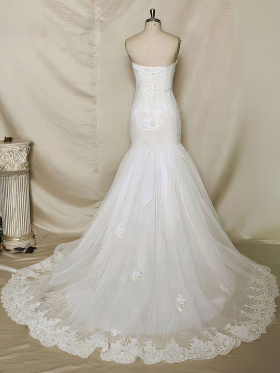 Elegant Trumpet/Mermaid Sweetheart Tulle Chapel Train Wedding Dress With Appliques Lace