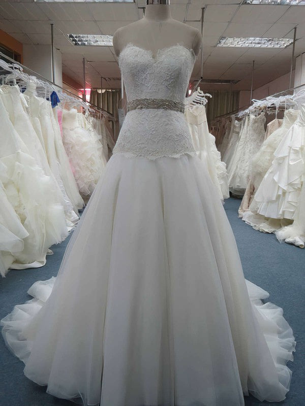 Lace Appliques Sweetheart Ball Gown Wedding Dress with Court Train