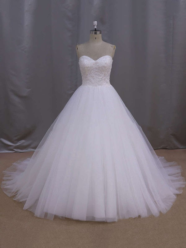 Sweetheart Tulle Court Train Wedding Dress with Appliques Lace