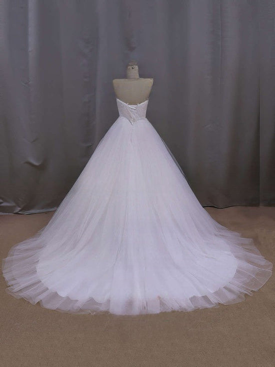 Sweetheart Tulle Court Train Wedding Dress with Appliques Lace