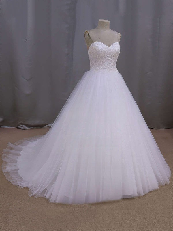 Sweetheart Tulle Court Train Wedding Dress with Appliques Lace