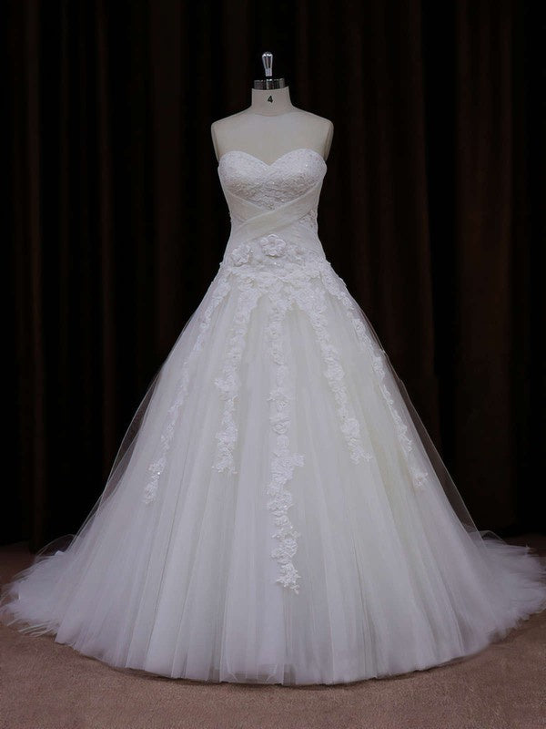 Elegant Ball Gown Sweetheart Tulle Sweep Train Wedding Dress With Appliques Lace