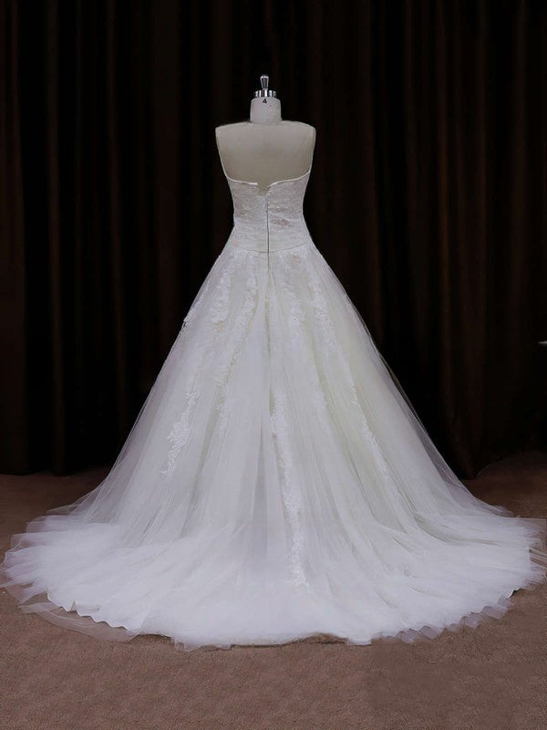 Elegant Ball Gown Sweetheart Tulle Sweep Train Wedding Dress With Appliques Lace