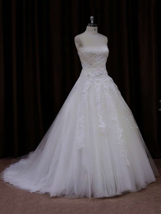 Elegant Ball Gown Sweetheart Tulle Sweep Train Wedding Dress With Appliques Lace