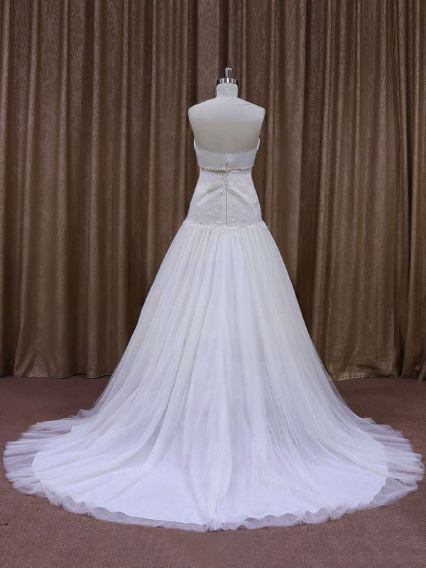 Elegant Sweetheart Trumpet/Mermaid Tulle Wedding Dress with Appliques Lace