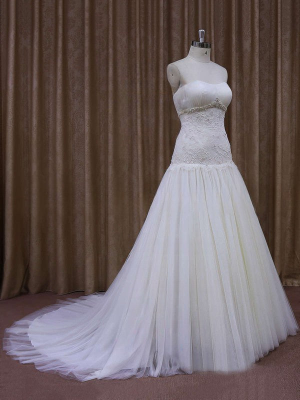 Elegant Sweetheart Trumpet/Mermaid Tulle Wedding Dress with Appliques Lace