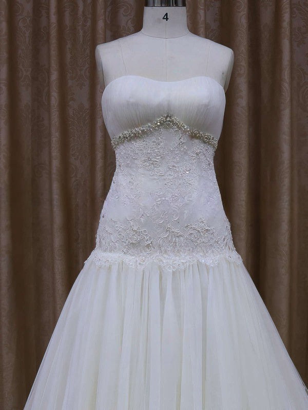 Elegant Sweetheart Trumpet/Mermaid Tulle Wedding Dress with Appliques Lace