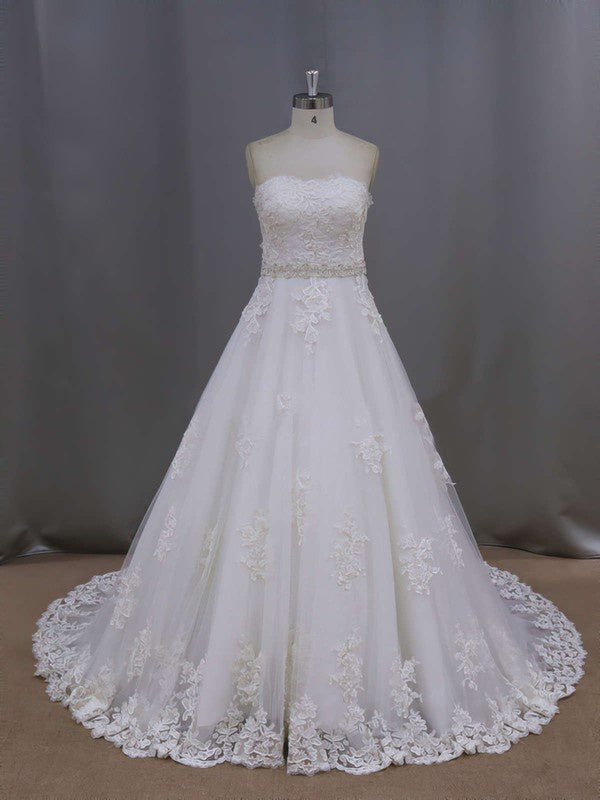 Glamorous Ball Gown Sweetheart Tulle Court Train Wedding Dress with Beading