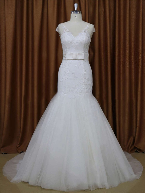 Elegant Trumpet/Mermaid V-neck Tulle Court Train Wedding Dress with Appliques Lace