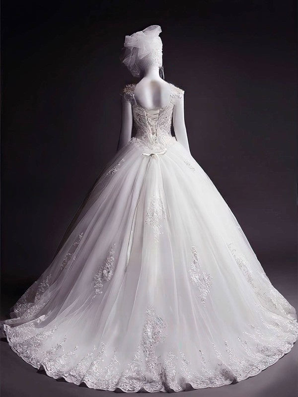 Elegant Sweetheart Tulle Ball Gown Wedding Dress with Appliques Lace