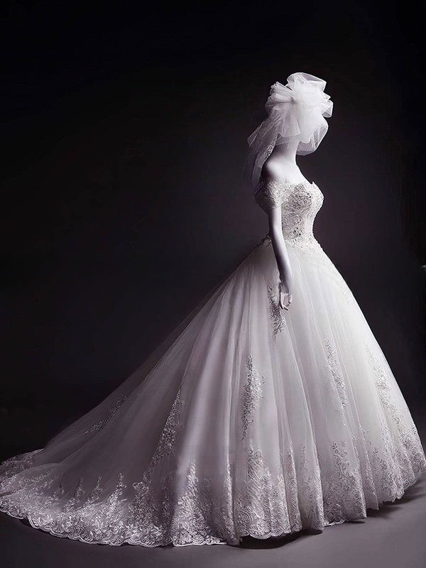 Elegant Sweetheart Tulle Ball Gown Wedding Dress with Appliques Lace