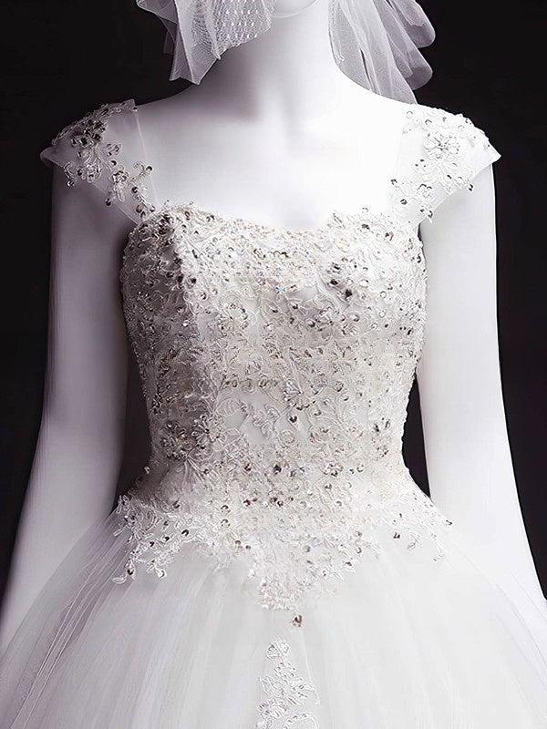 Elegant Sweetheart Tulle Ball Gown Wedding Dress with Appliques Lace