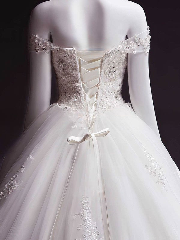 Elegant Sweetheart Tulle Ball Gown Wedding Dress with Appliques Lace