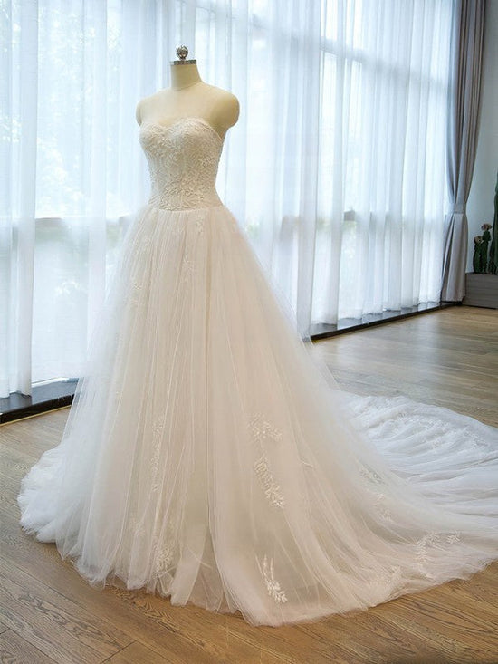 Elegant Ball Gown Sweetheart Tulle Chapel Train Wedding Dresses With Appliques Lace