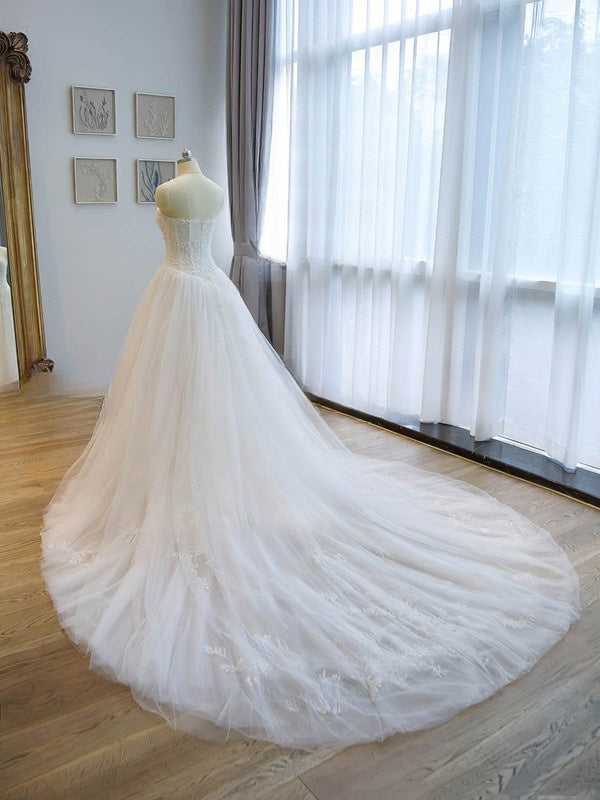 Elegant Ball Gown Sweetheart Tulle Chapel Train Wedding Dresses With Appliques Lace