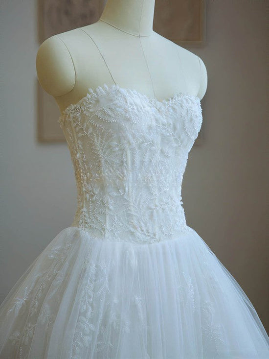 Elegant Ball Gown Sweetheart Tulle Chapel Train Wedding Dresses With Appliques Lace