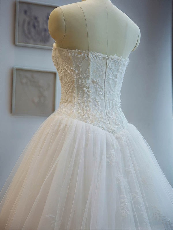 Elegant Ball Gown Sweetheart Tulle Chapel Train Wedding Dresses With Appliques Lace