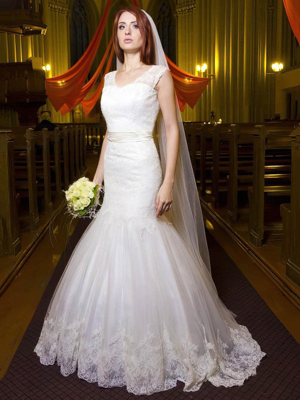 Glamorous Trumpet/Mermaid V-neck Tulle Wedding Dress with Appliques Lace