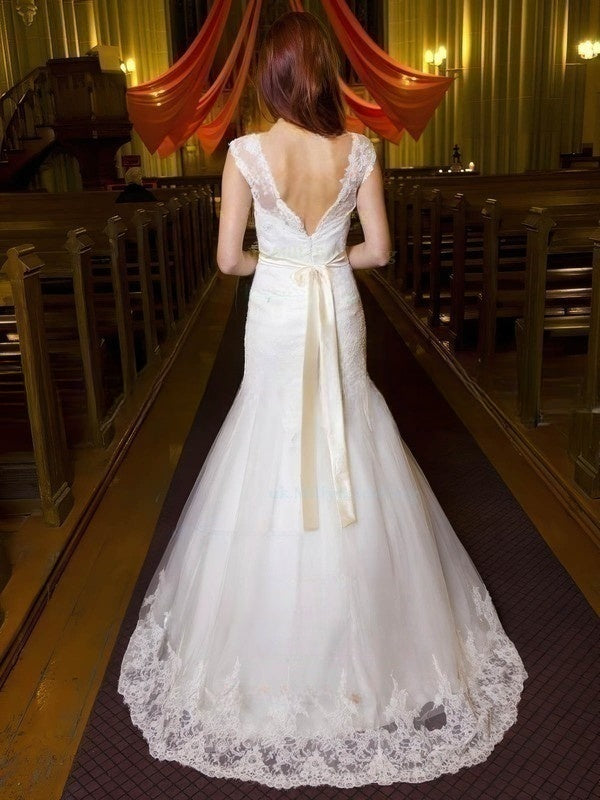 Glamorous Trumpet/Mermaid V-neck Tulle Wedding Dress with Appliques Lace