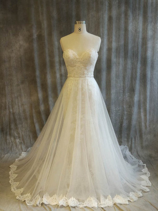 Elegant Ball Gown Sweetheart Lace Tulle Chapel Train Wedding Dress with Appliques Lace