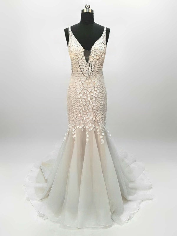 V-neck Tulle Sweep Train Wedding Dresses With Lace for Trumpet/Mermaid Look