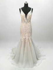 V-neck Tulle Sweep Train Wedding Dresses With Lace for Trumpet/Mermaid Look