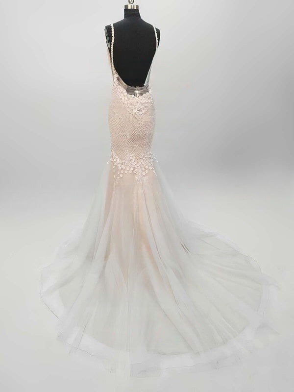 V-neck Tulle Sweep Train Wedding Dresses With Lace for Trumpet/Mermaid Look