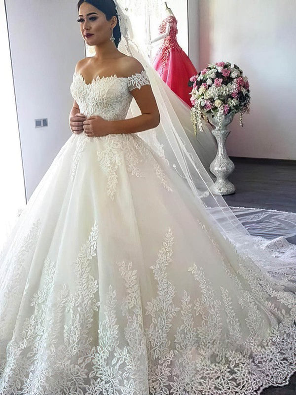 Elegant Ball Gown Off-the-shoulder Tulle Chapel Train Wedding Dress with Appliques Lace