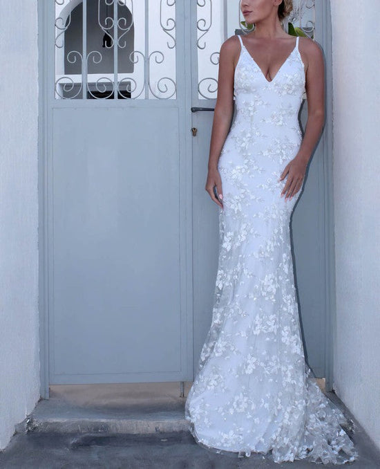 V-Neck Lace Trumpet/Mermaid Wedding Dress with Sweep Train