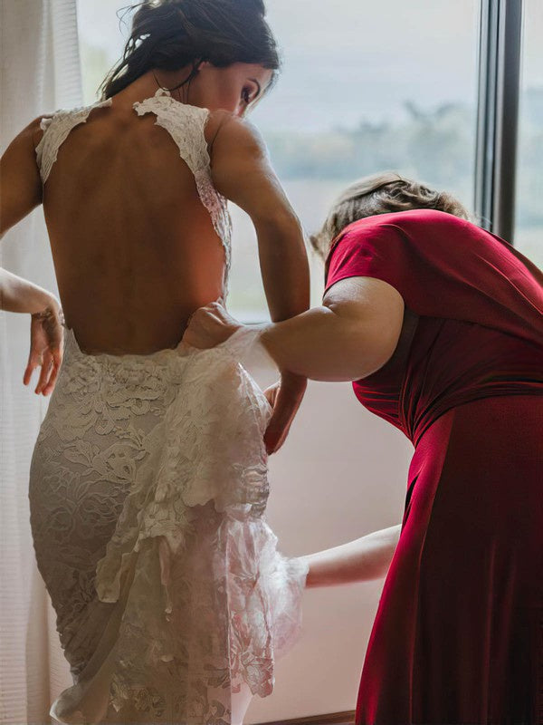 Luxurious Trumpet/Mermaid Scoop Neck Wedding Dress with Lace Sweep Train and Split Front