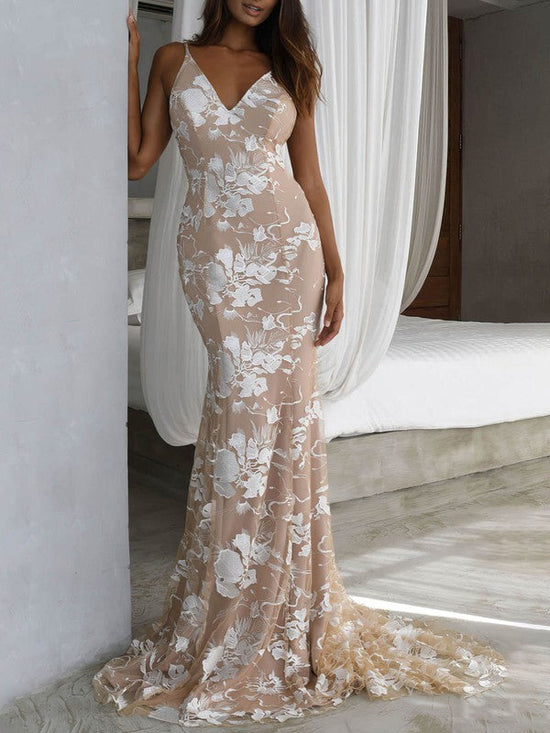 V-neck Lace Trumpet/Mermaid Wedding Dress with Sweep Train