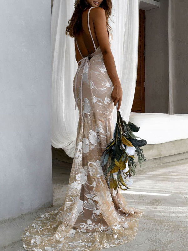 V-neck Lace Trumpet/Mermaid Wedding Dress with Sweep Train