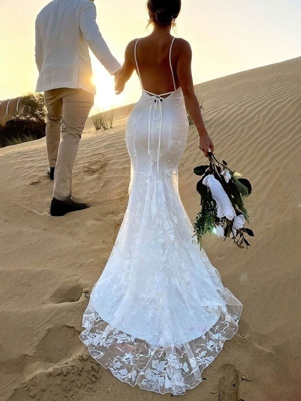 V-neck Lace Trumpet/Mermaid Wedding Dress with Sweep Train