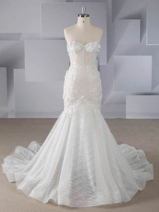 Elegant Trumpet/Mermaid Sweetheart Lace Sweep Train Wedding Dress with Beading