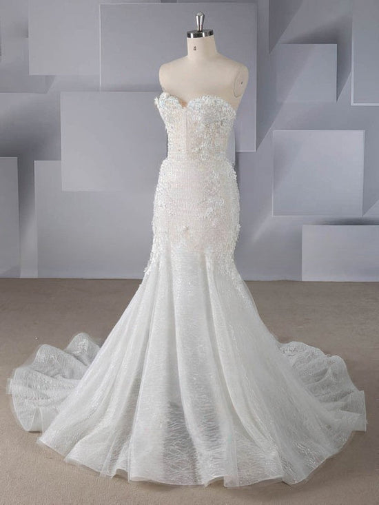 Elegant Trumpet/Mermaid Sweetheart Lace Sweep Train Wedding Dress with Beading